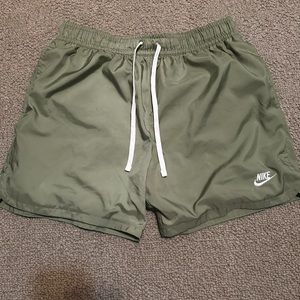 Nike Sportswear Men’s Woven Lined Flow short Oil green/white size M